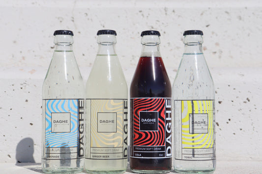 Quatre bouteilles de DAGHE Monte Carlo : saveurs cola, limonade, ginger beer et tonic . Élégamment alignées, mêlant design épuré et esprit méditerranéen.